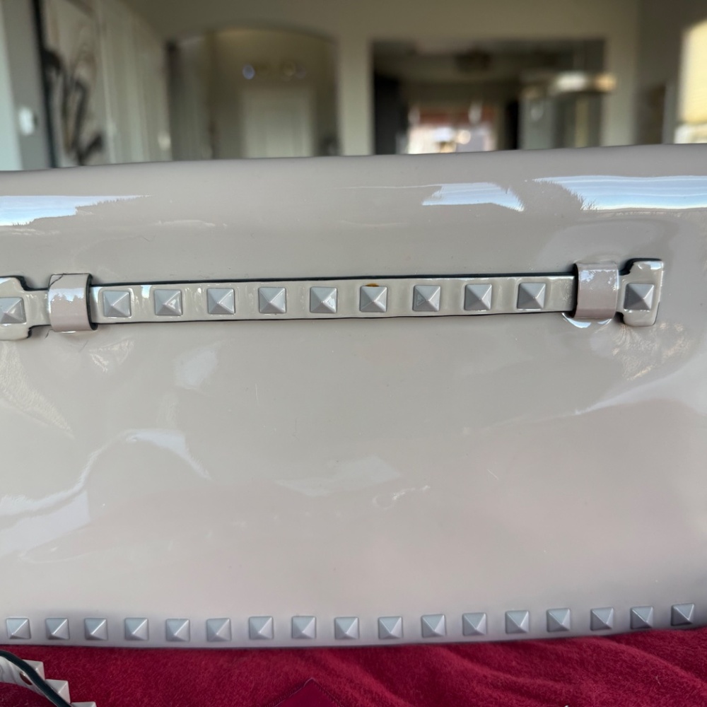 Valentino Garavani nude patent leather clutch/wristlet - Picture 5 of 6